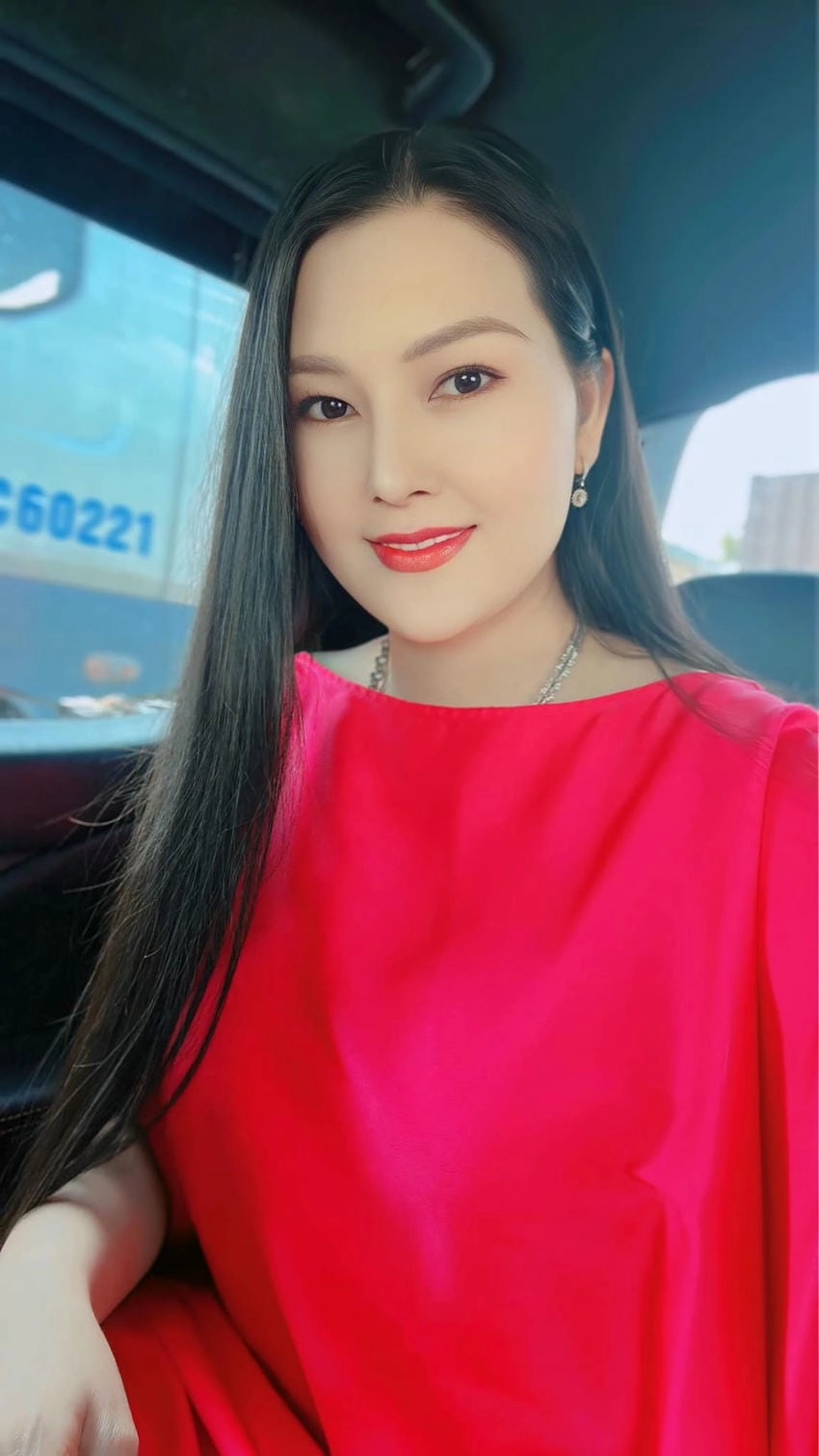 Kim Thoa Hoa hậu kiêu sa với giọng hát vàng
