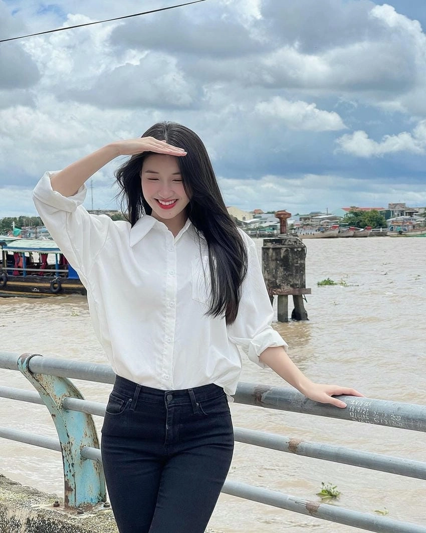 Á hậu Phương Nhi mang nét đẹp thanh lịch, nền nã