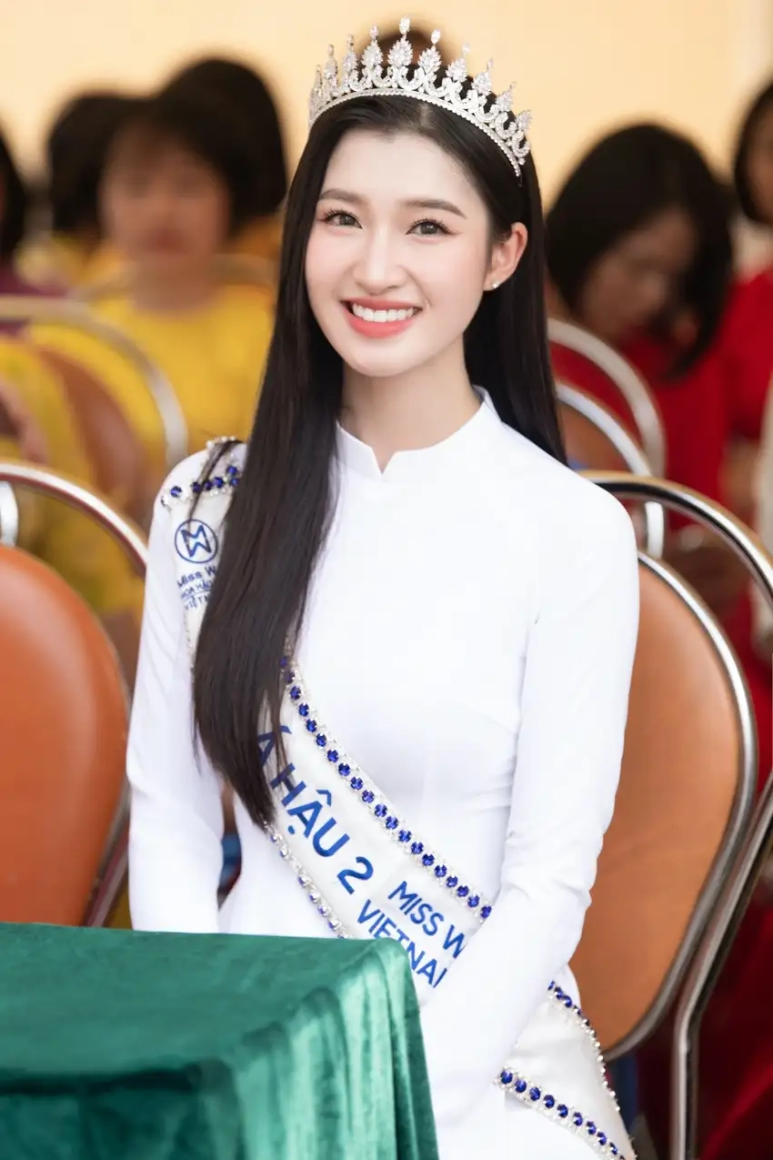 Á hậu Phương Nhi sở hữu nét đẹp trong trẻo
