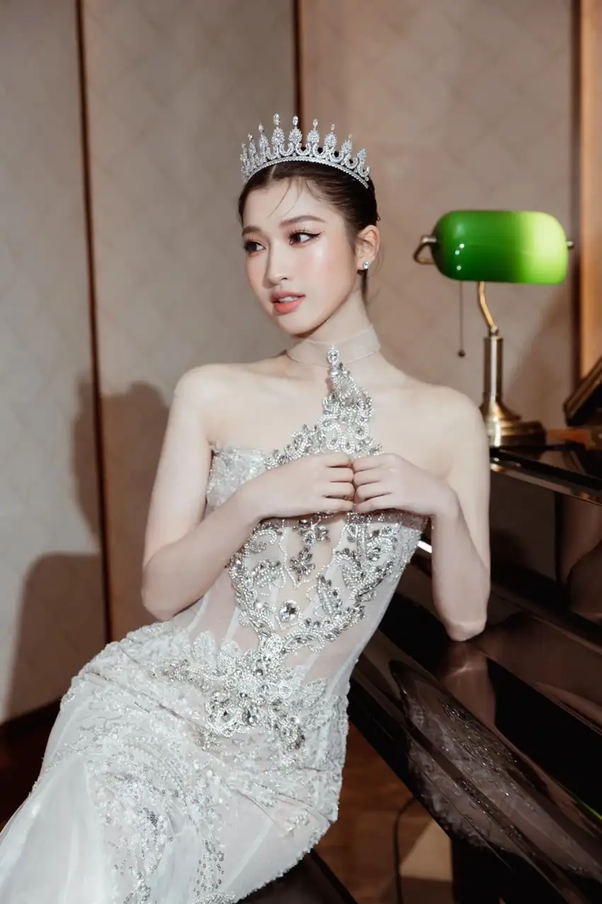 Á hậu Phương Nhi nổi bật với nụ cười rạng rỡ