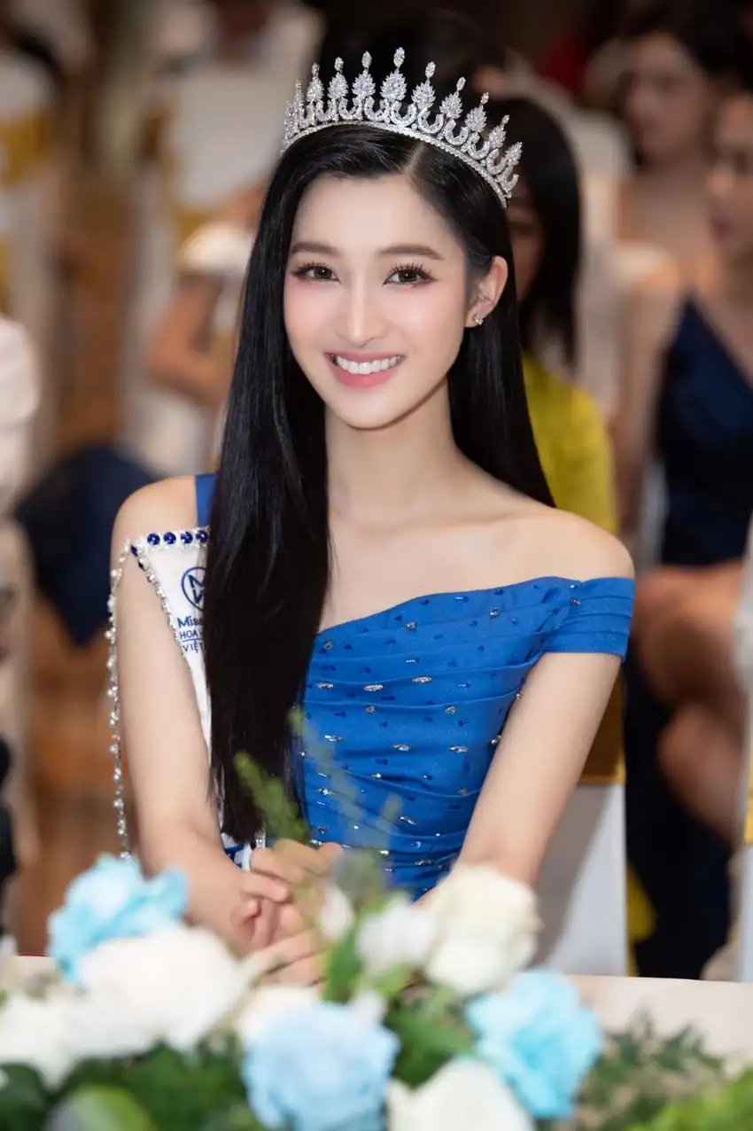 Á hậu Phương Nhi ghi điểm với thần thái kiêu sa