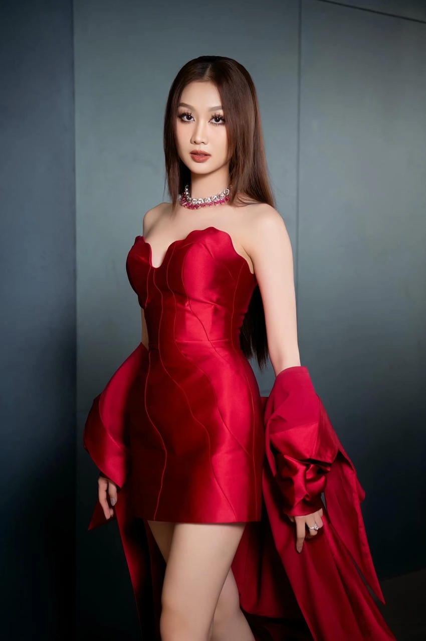 Quế Anh rạng ngời trên đấu trường sắc đẹp quốc tế