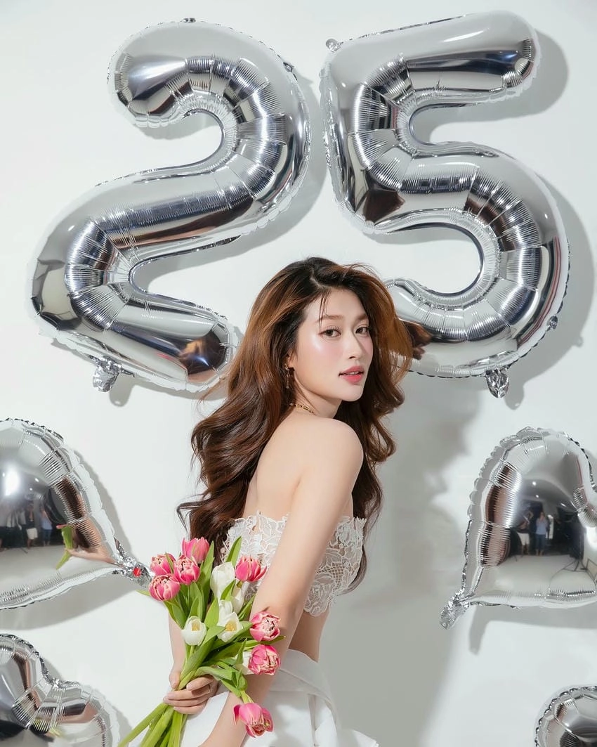 Hoa hậu Thiên Ân tự tin trên sân khấu Miss Grand