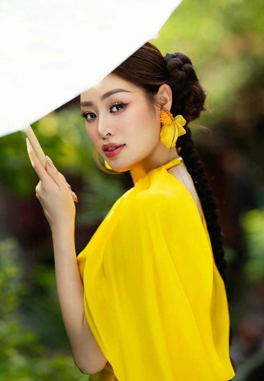 Phong thái tự tin trong bước catwalk của Khánh Vân
