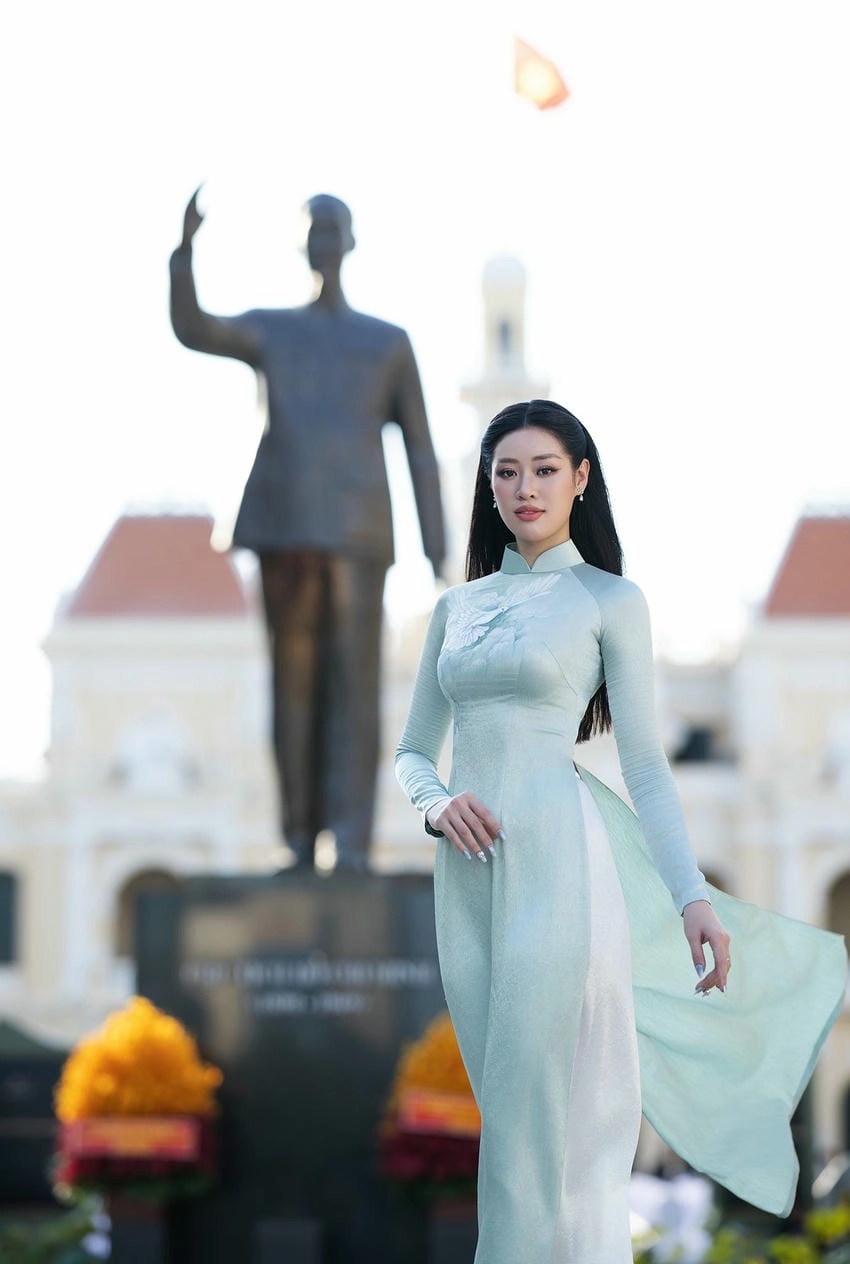 Khoảnh khắc đăng quang đầy cảm xúc của Khánh Vân