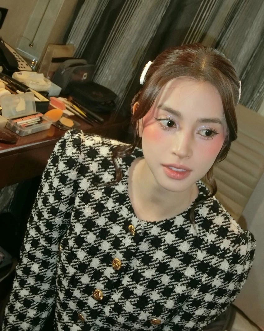 Trần Tiểu Vy livestream thu hút hàng nghìn lượt