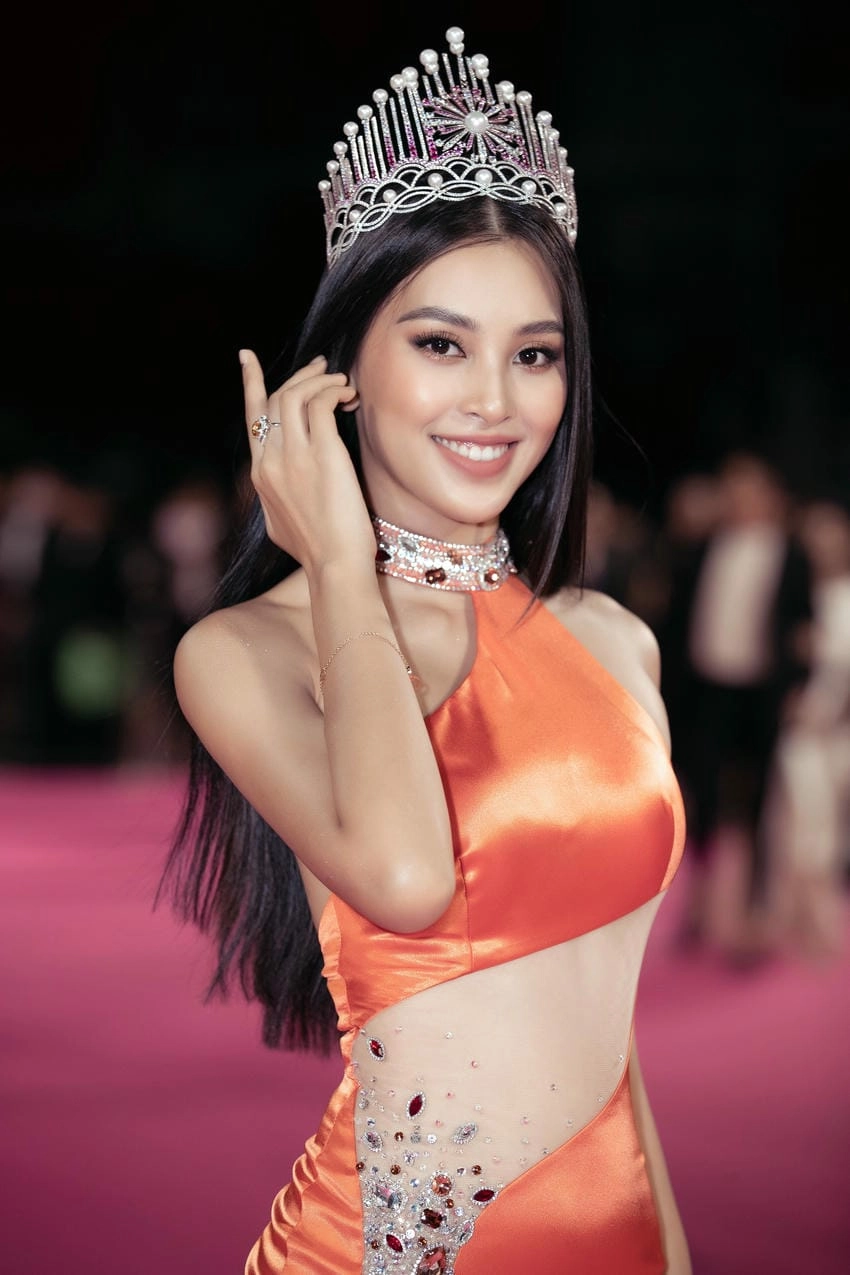 Trần Tiểu Vy mặt mộc vẫn tỏa sáng