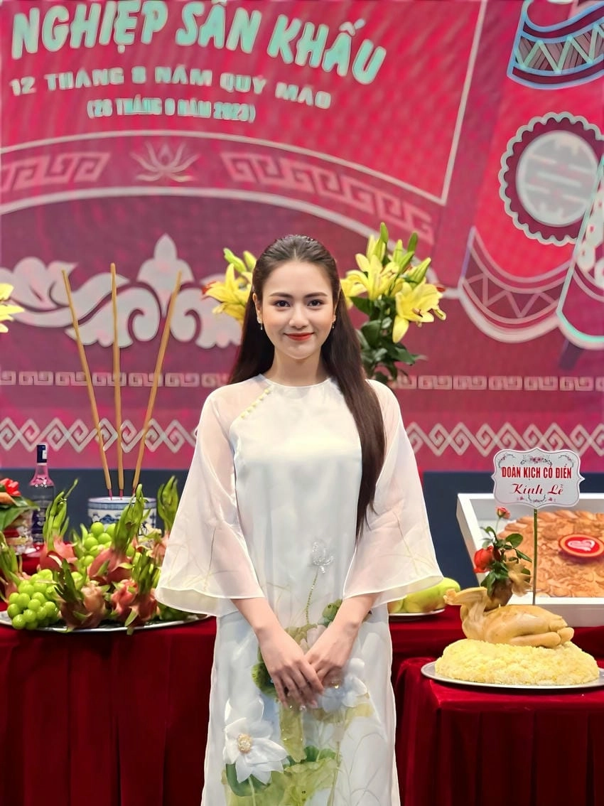 Ảnh diễn viên Việt Hoa khoe thần thái chuyên nghiệp