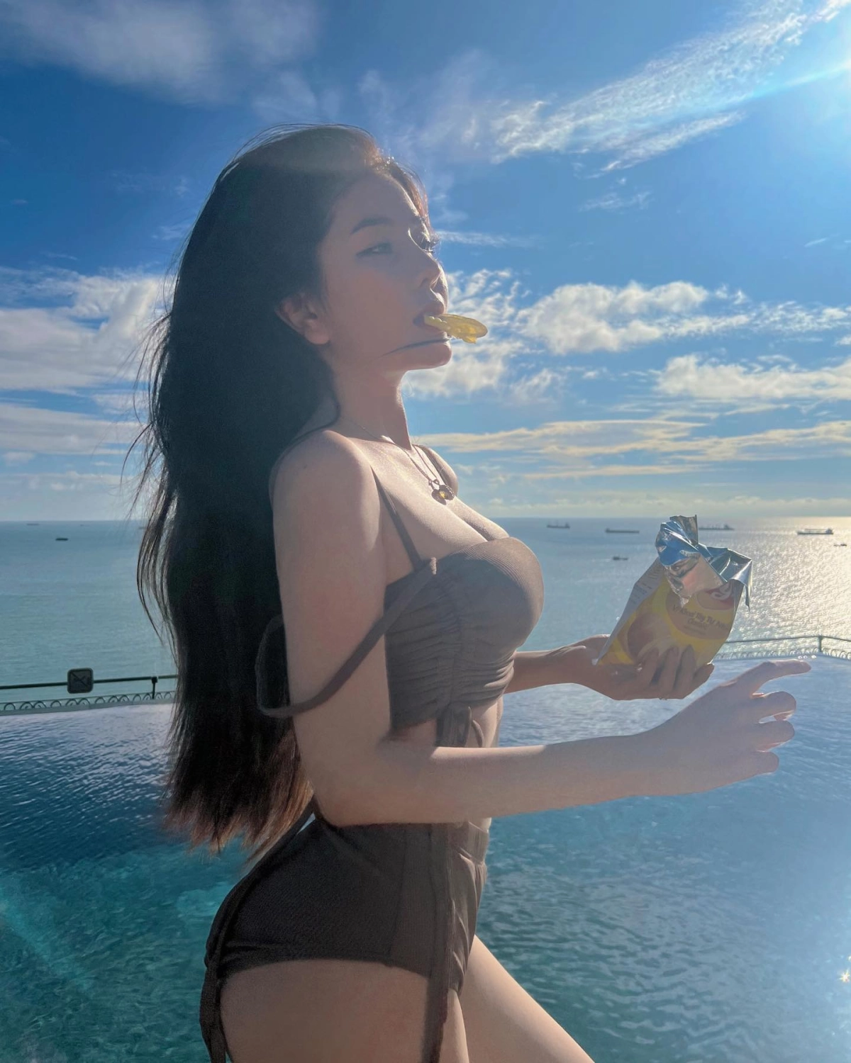 Nữ sinh cởi đồ khoe sexy nóng bỏng cuốn hút thân hình trẻ trung gợi dục