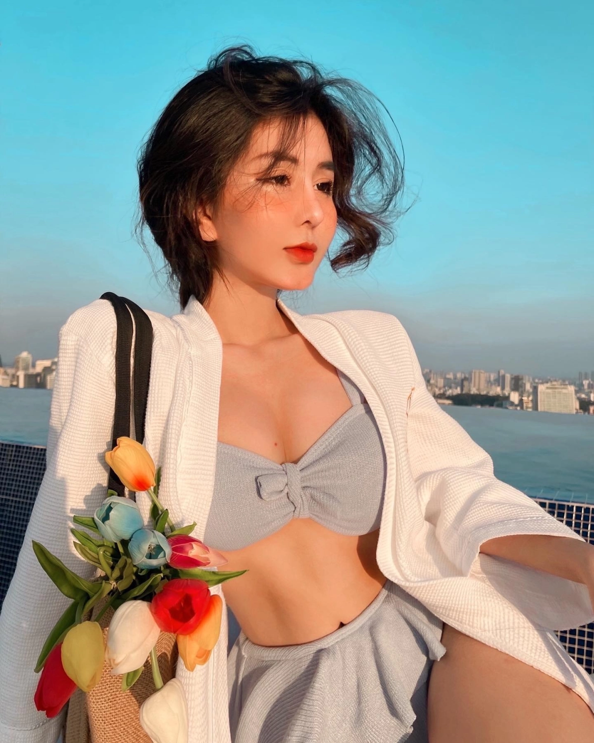 Gái dâm khoe vú trên xe sexy nóng bỏng cuốn hút dục vọng công cộng