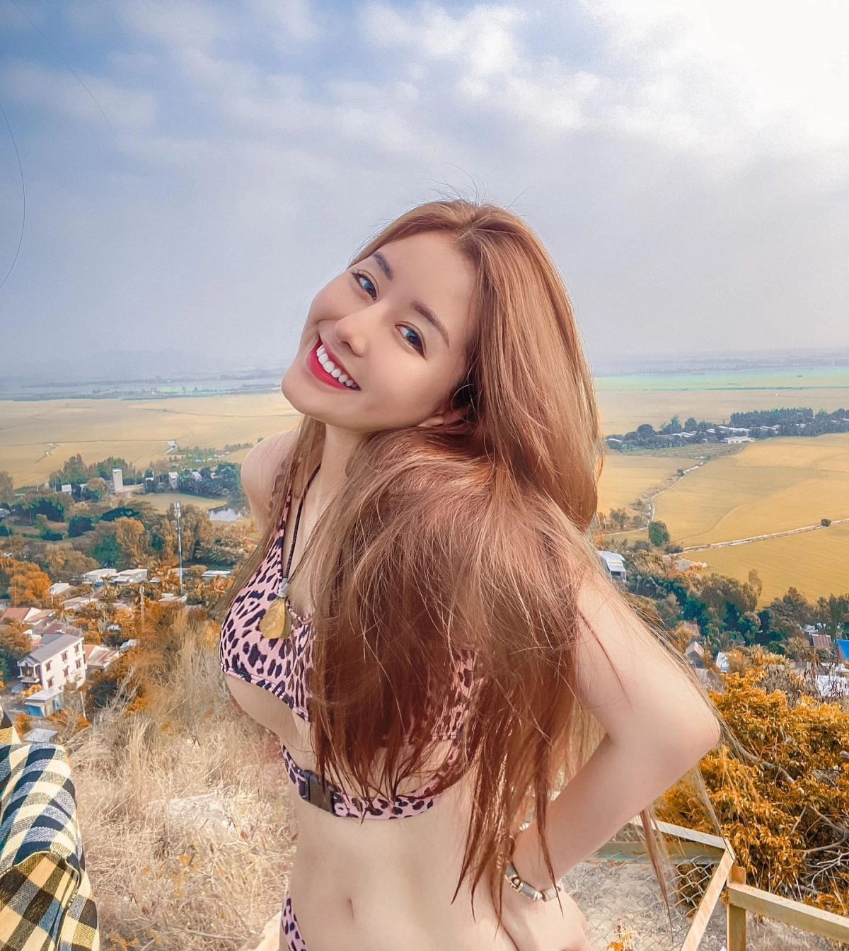 Gái xinh học sinh khoe sexy nóng bỏng cuốn hút đồng phục quyến rũ