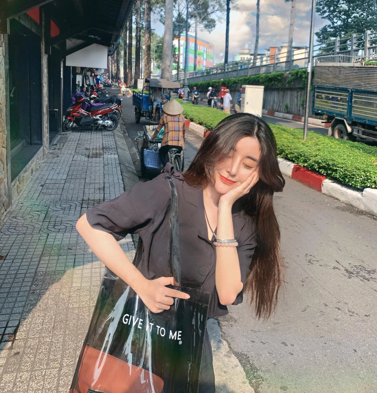 Quỳnh alee khoe hàng sexy nóng bỏng cuốn hút thân hình quyến rũ