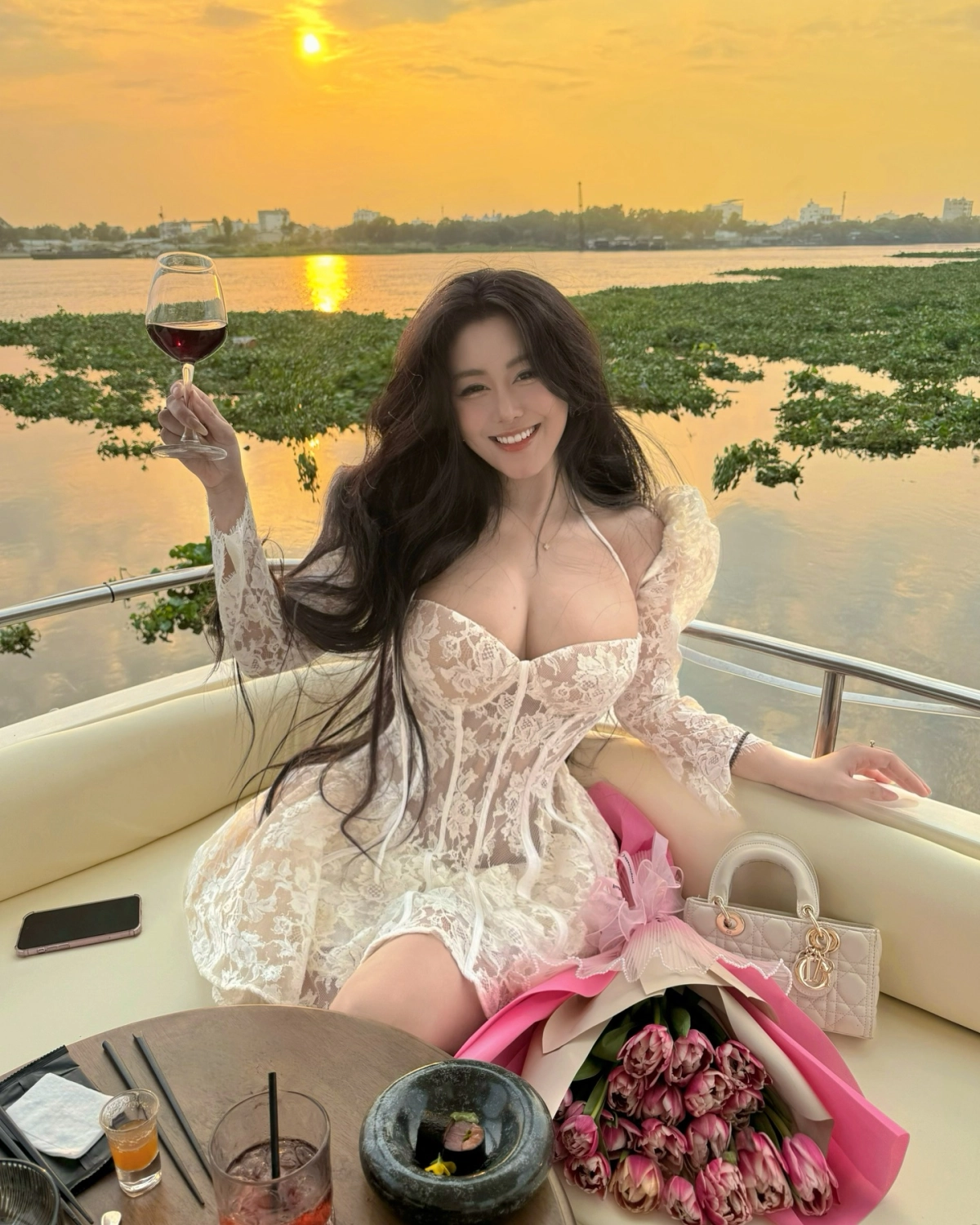 Gái xinh 2k khoe hàng sexy nóng bỏng cuốn hút vẻ trẻ trung mê hoặc