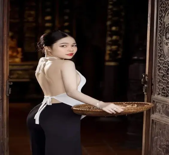 Ảnh gái đẹp mặc áo yếm duyên dáng, truyền thống đầy cuốn hút