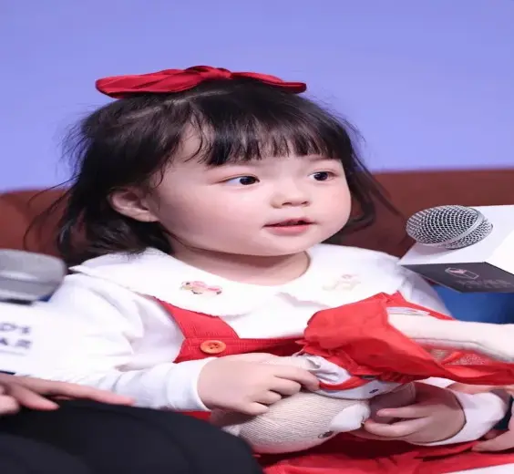 Hình ảnh em bé gái dễ thương, ngây thơ, làm tan chảy trái tim