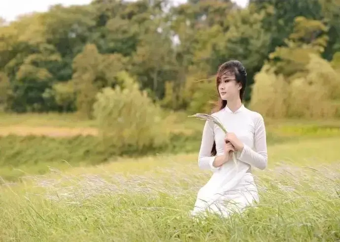 Hình ảnh yêu đơn phương của con gái buồn lặng lẽ và sâu lắng