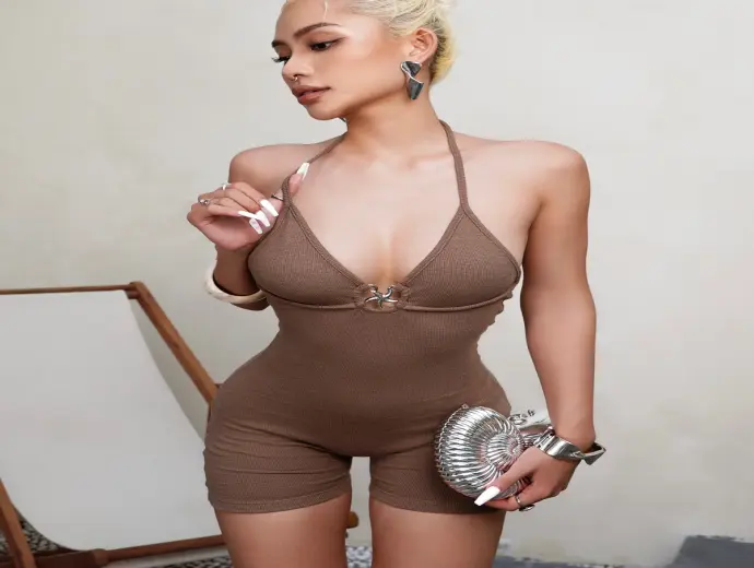 Gái xinh vú to căng tròn nóng bỏng đầy sức hút mê hoặc