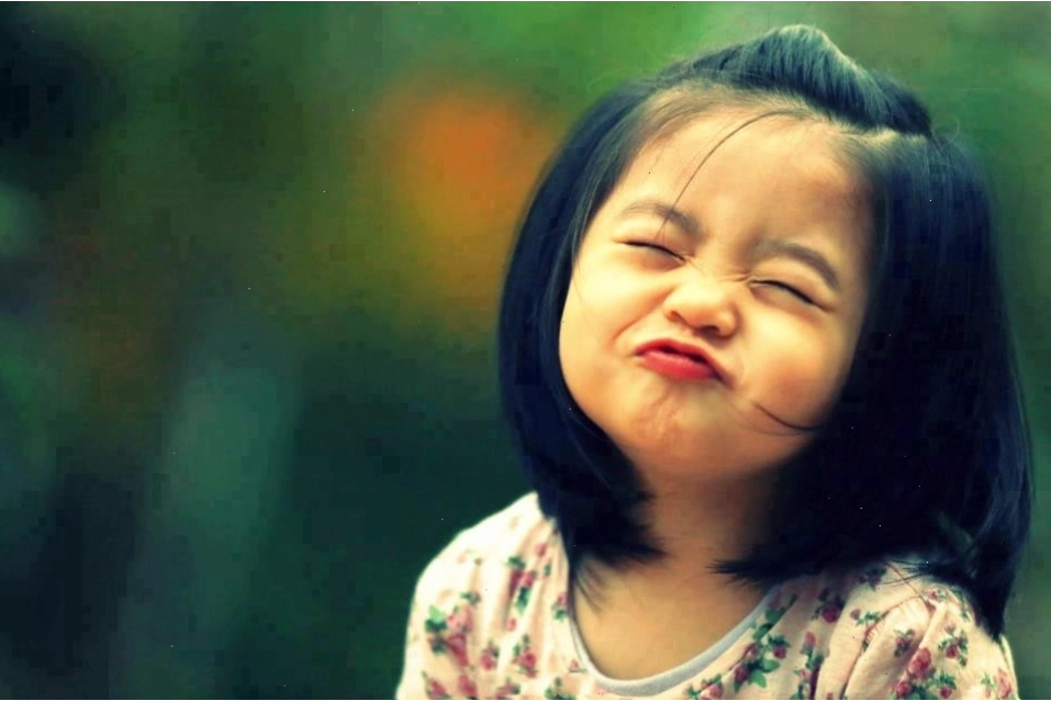 Ảnh bé gái chu mỏ hài hước với biểu cảm tinh nghịch