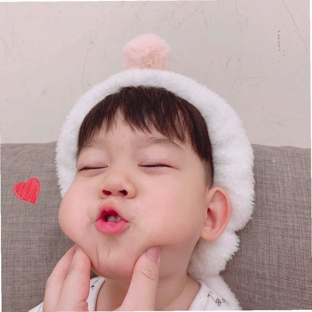 Ảnh bé mập chu mỏ cute đáng yêu, biểu cảm ngộ nghĩnh