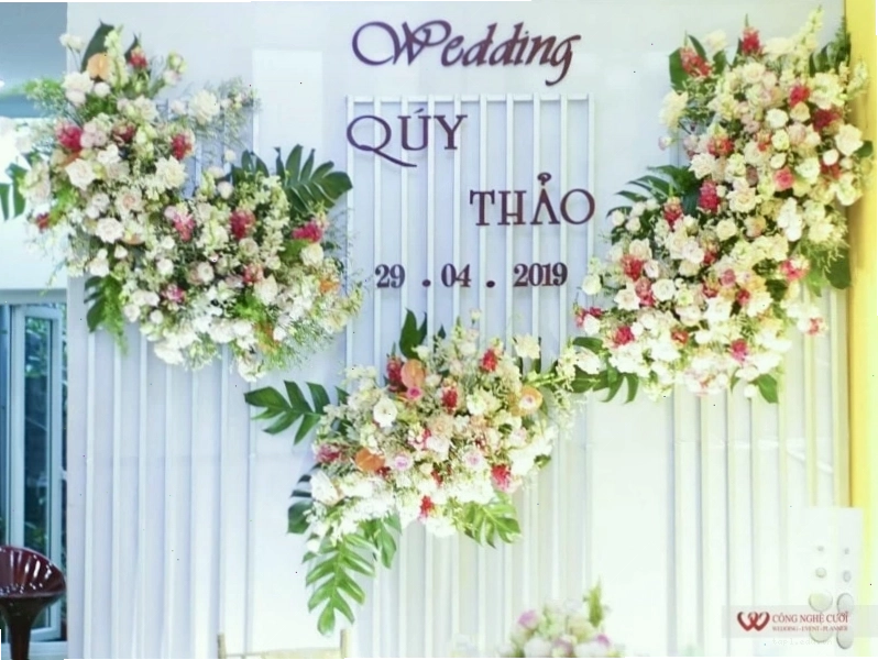 Bàn gallery ấn tượng với hoa và ảnh cưới