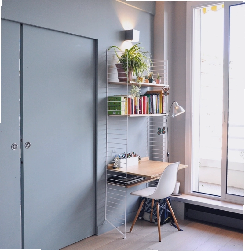 Bàn học sáng tạo với nhiều phụ kiện trang trí
