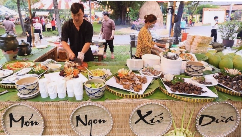 Bày trí món ăn hấp dẫn trên gian hàng Tết