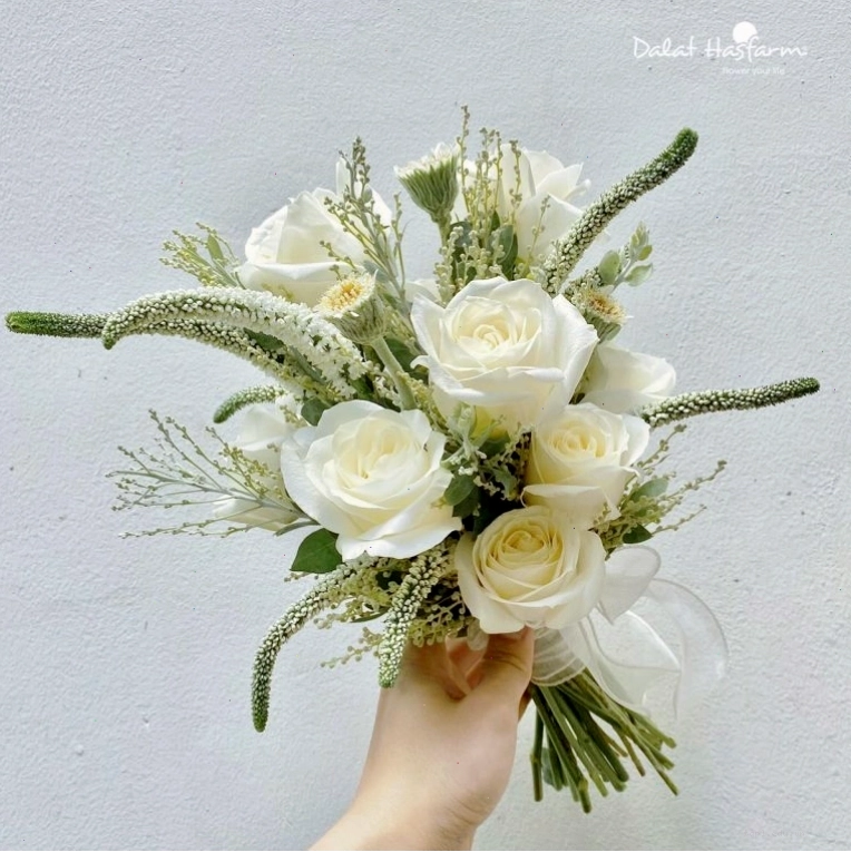 Bó hoa cưới với hoa hồng trắng