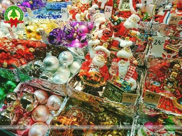 Các gian hàng trang trí Noel tại chợ truyền thống