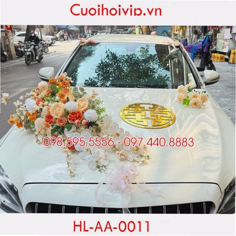 Cận cảnh chi tiết cụm hoa lụa trang trí xe hoa
