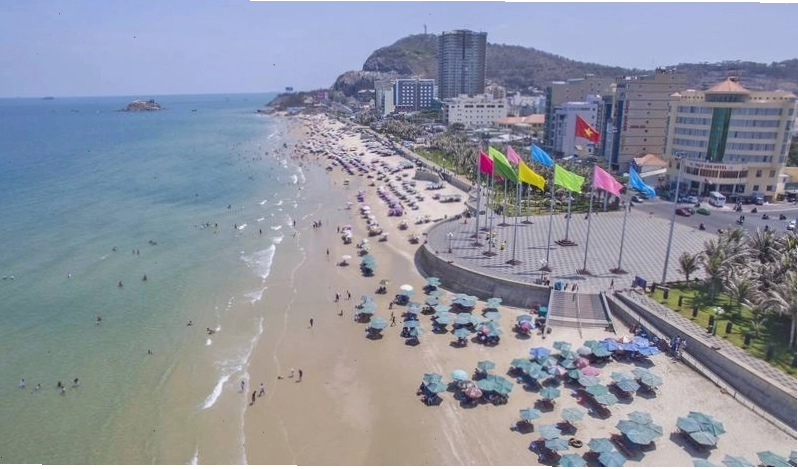 Cảnh biển đẹp và trong xanh tại Bãi Sau, Vũng Tàu