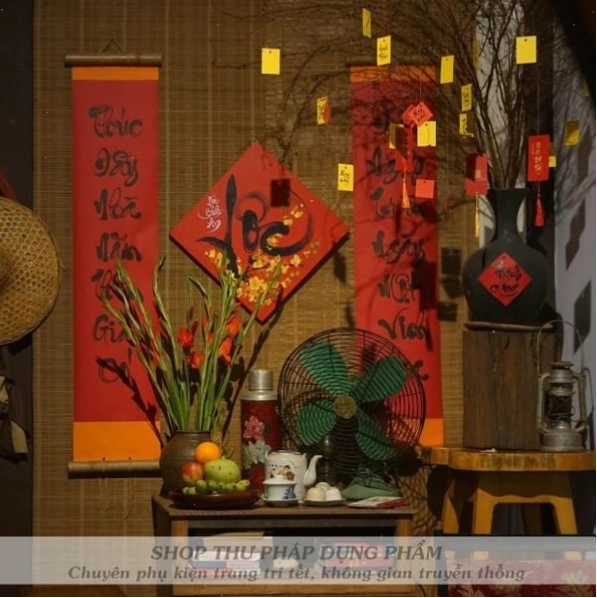 Câu đối Tết đỏ rực rỡ