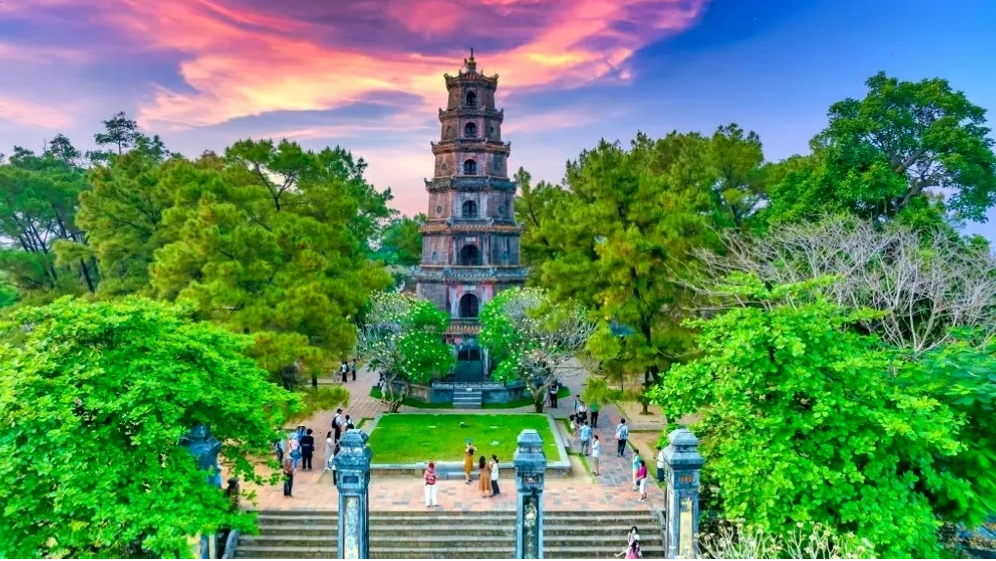 Chùa Thiên Mụ bên dòng sông Hương thơ mộng