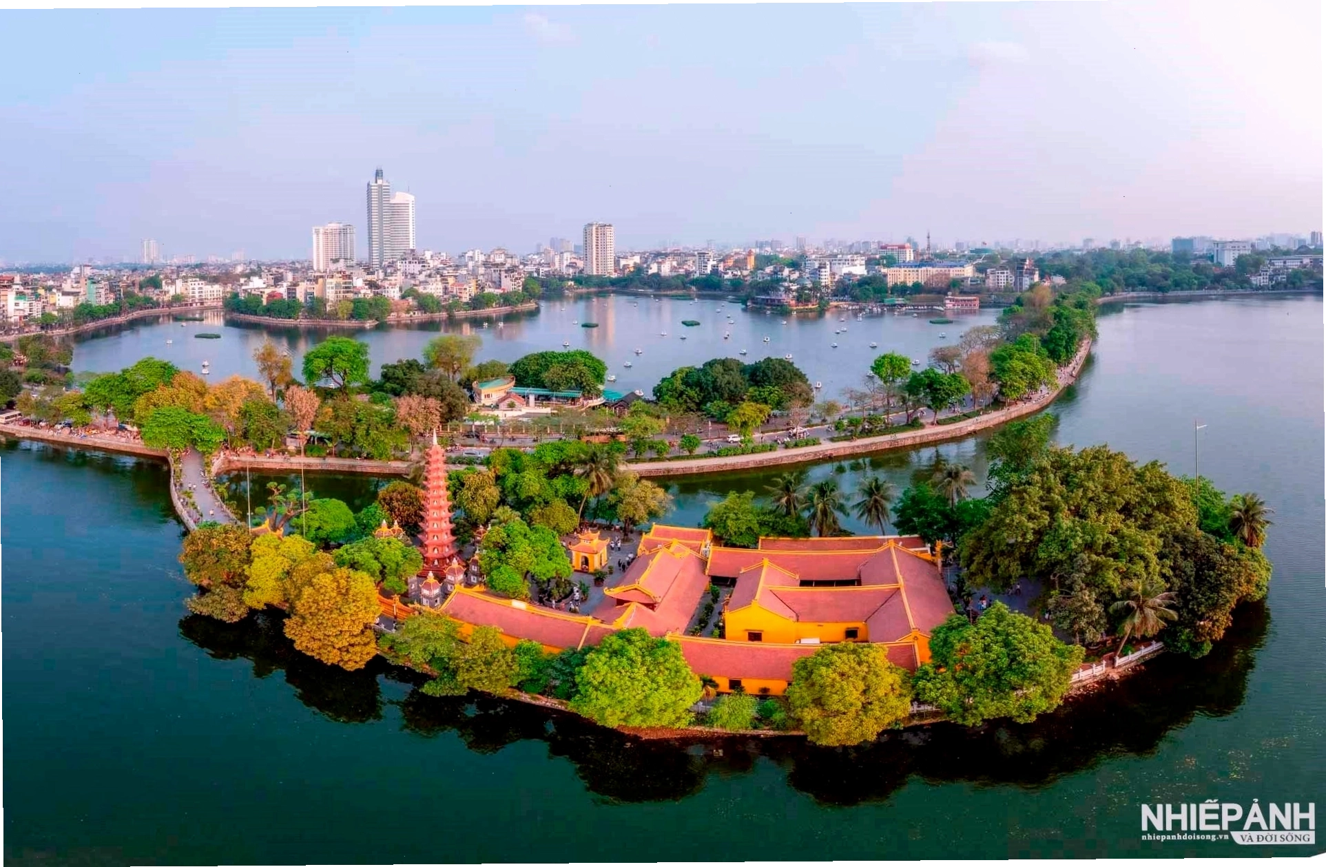 Chùa Trấn Quốc cổ kính soi mình bên Hồ Tây thơ mộng