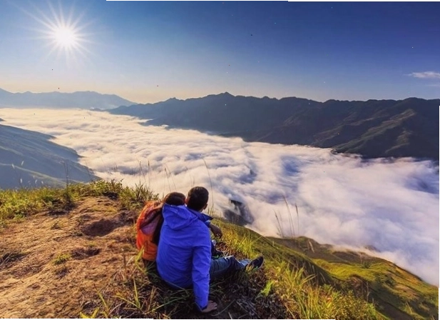 Cô gái nhìn xa xăm trong khung cảnh thiên nhiên tĩnh lặng