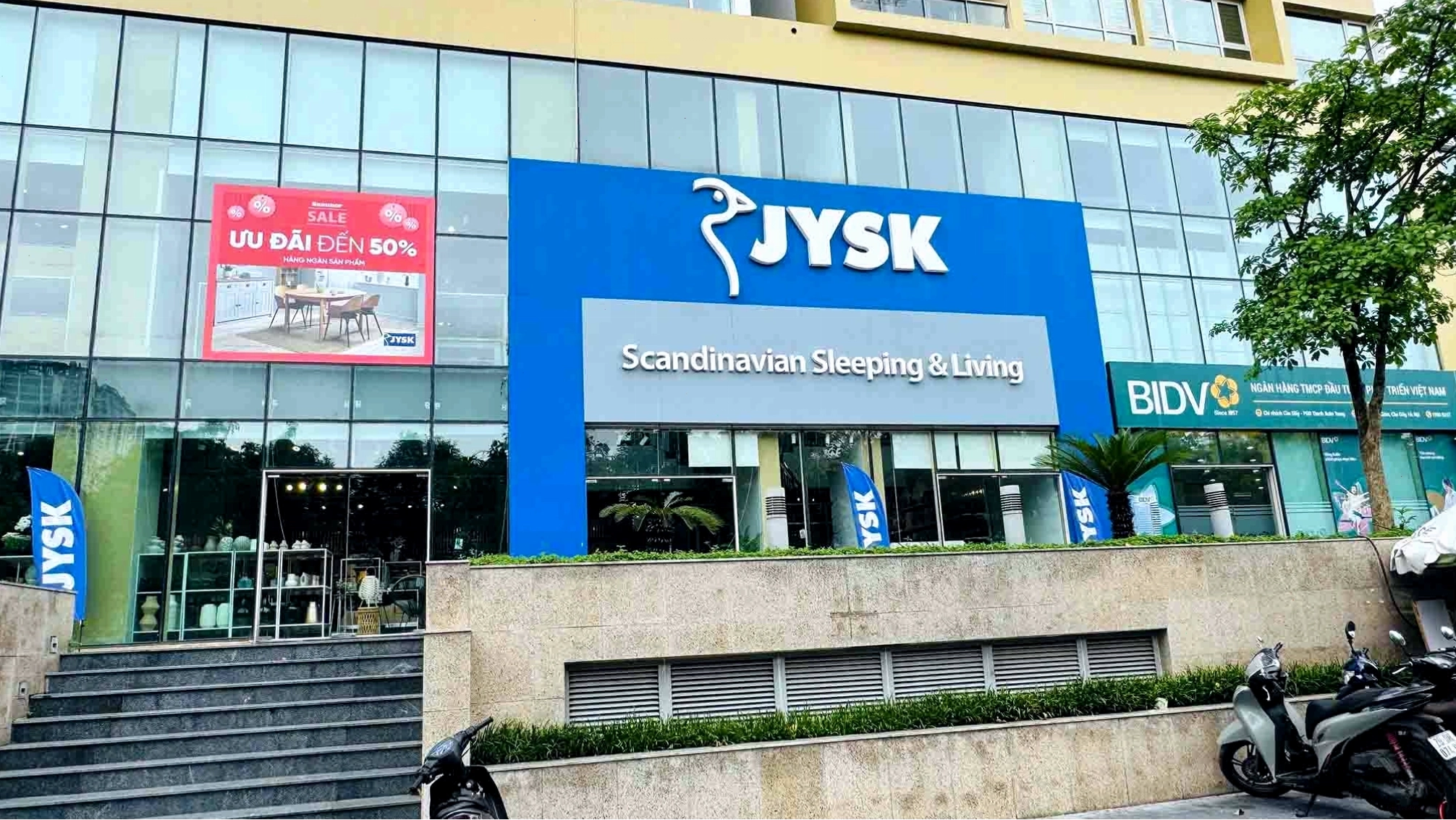 Cửa hàng JYSK trưng bày nhiều loại cây xanh trong nhà