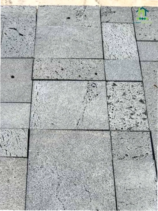 Đá ong xám ốp tường mang lại vẻ đẹp mộc mạc