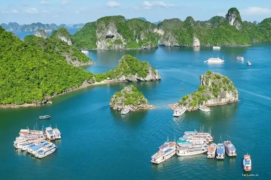Đảo Ti Tốp với du thuyền tấp nập neo đậu giữa làn nước xanh biếc
