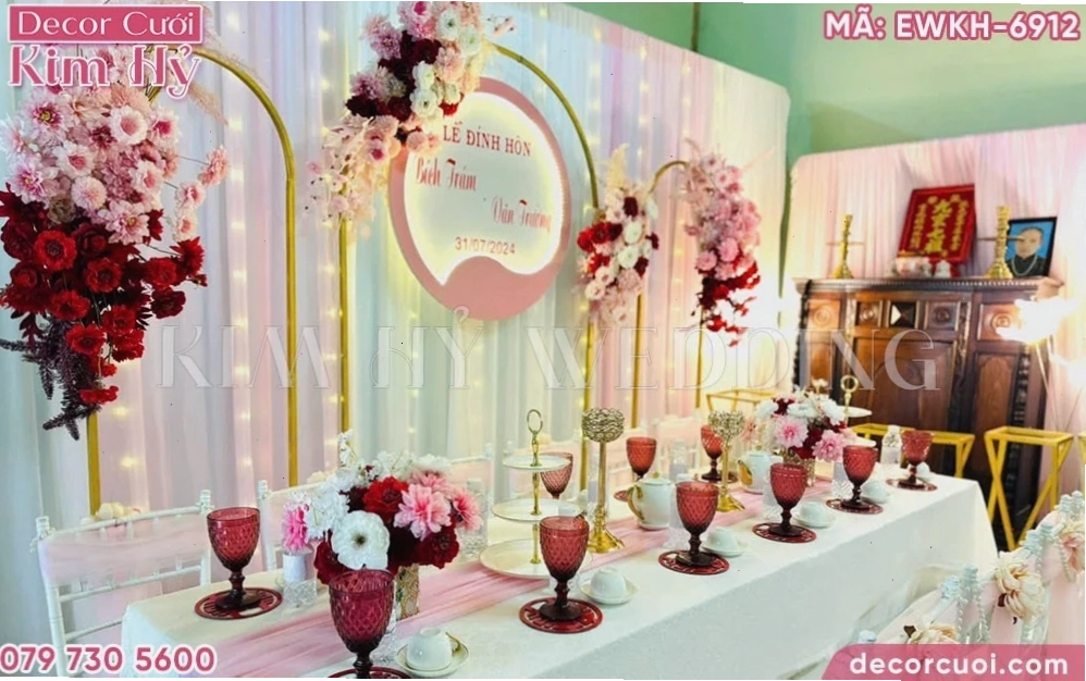 Decor gia tiên màu hồng phấn nhẹ nhàng cho lễ đính hôn