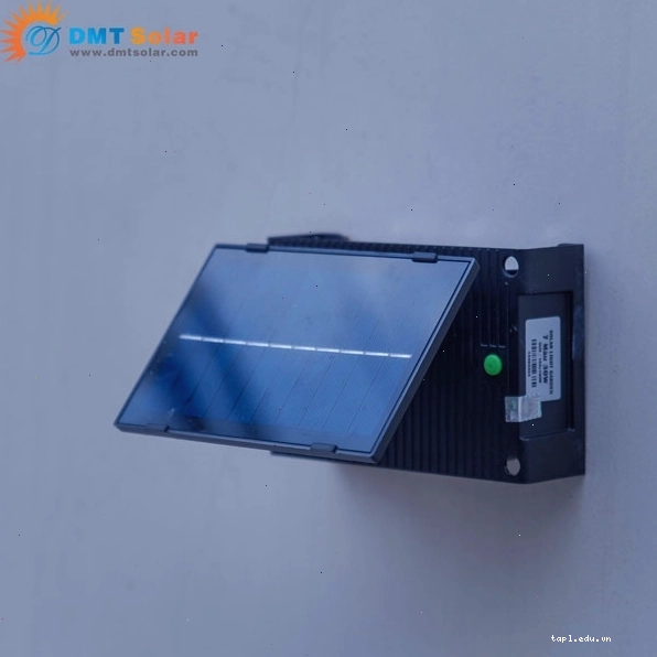 Đèn năng lượng mặt trời trang trí sân vườn gắn tường