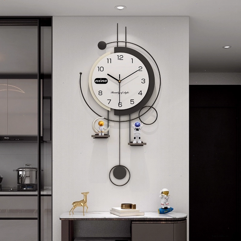 Đồng hồ treo tường decor viền đen phi hành gia