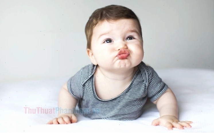 Hình ảnh bé gái chu mỏ đáng yêu với đôi má phúng phính