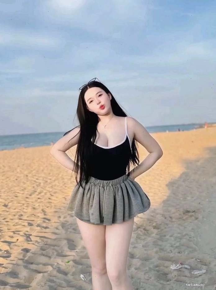 Hình nền cô gái xinh đẹp bên những đóa hướng dương rạng rỡ