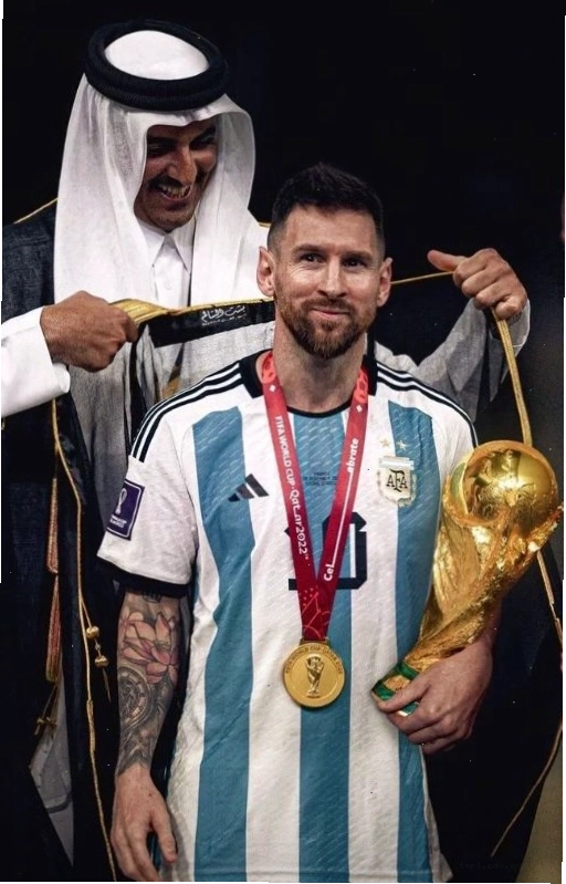 Hình nền Leo Messi 4K vô địch World Cup với chiếc cúp danh giá