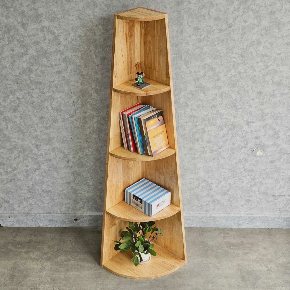 Kệ góc tường hình quạt giúp tận dụng không gian hiệu quả