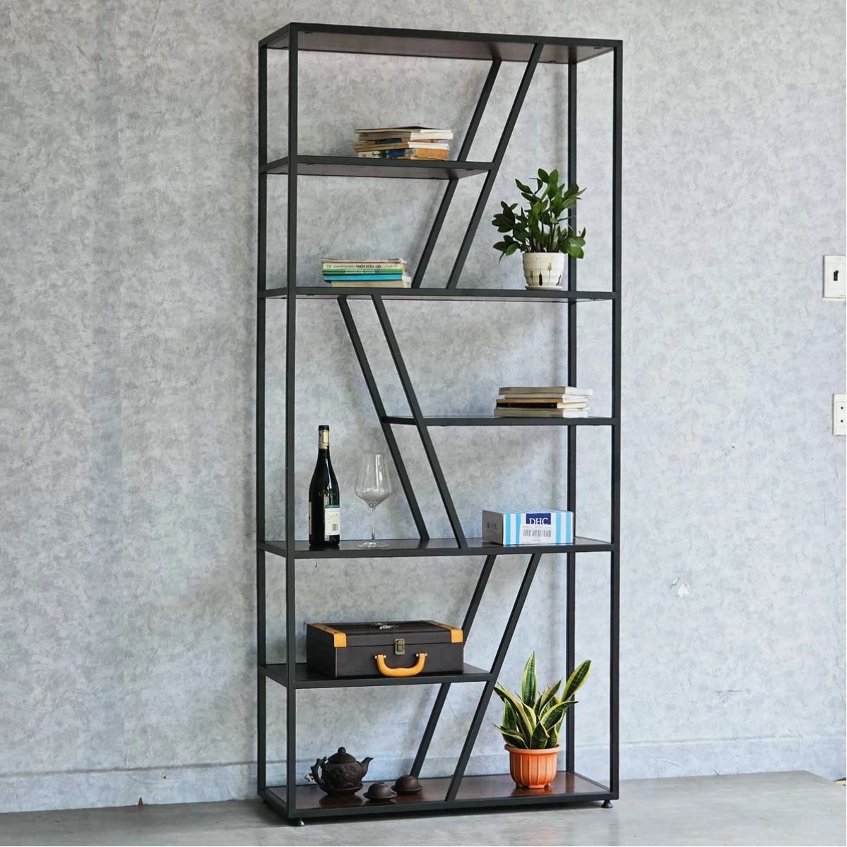 Kệ trang trí khung sắt kết hợp mặt gỗ đẹp mắt