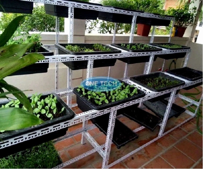 Kệ trồng cây ban công bậc thang với thiết kế đơn giản