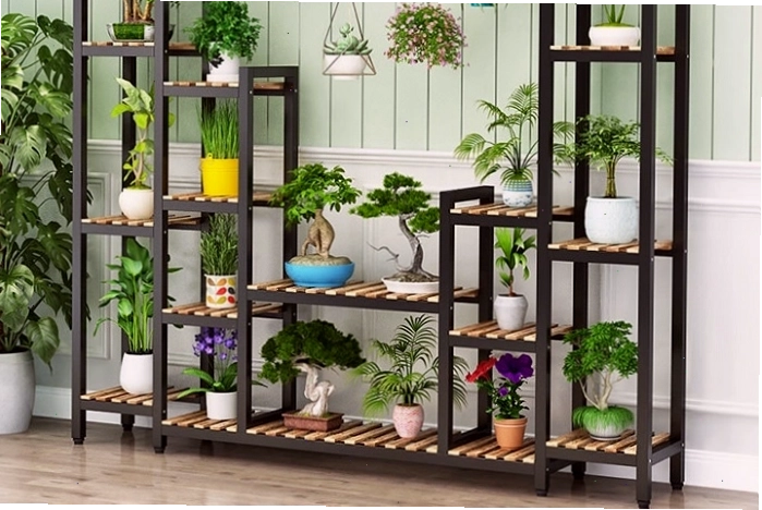 Kệ trồng cây ban công khung sắt kết hợp mâm gỗ sang trọng