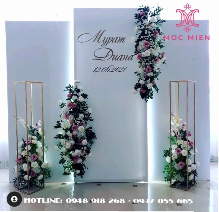 Khu vực chụp ảnh cưới với backdrop hoa lụa