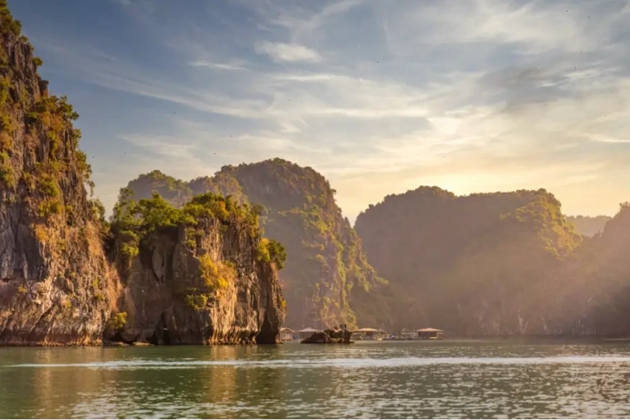 Làng chài yên bình giữa vịnh Bái Tử Long, nép mình bên những núi đá vôi sừng sững