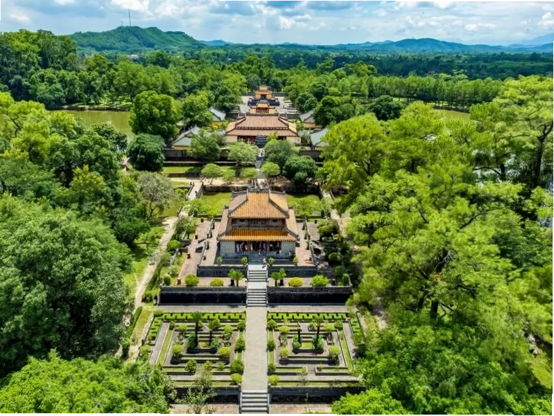 Lăng Minh Mạng uy nghi giữa không gian thiên nhiên